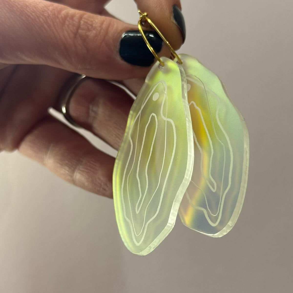 Ohrhänger „Vulva“ Regenbogen