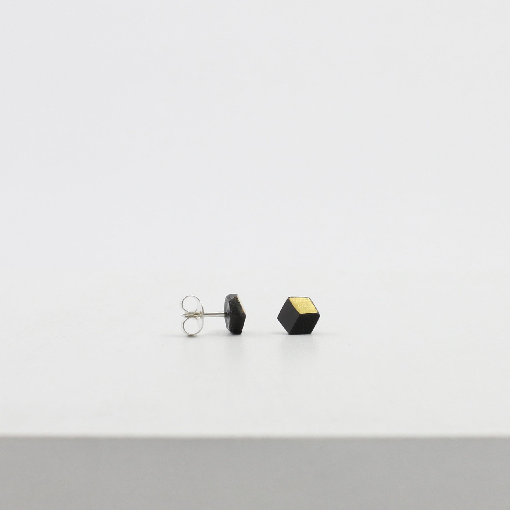 Ohrstecker Cube "Ambivalenz" Schwarz/Gold mini