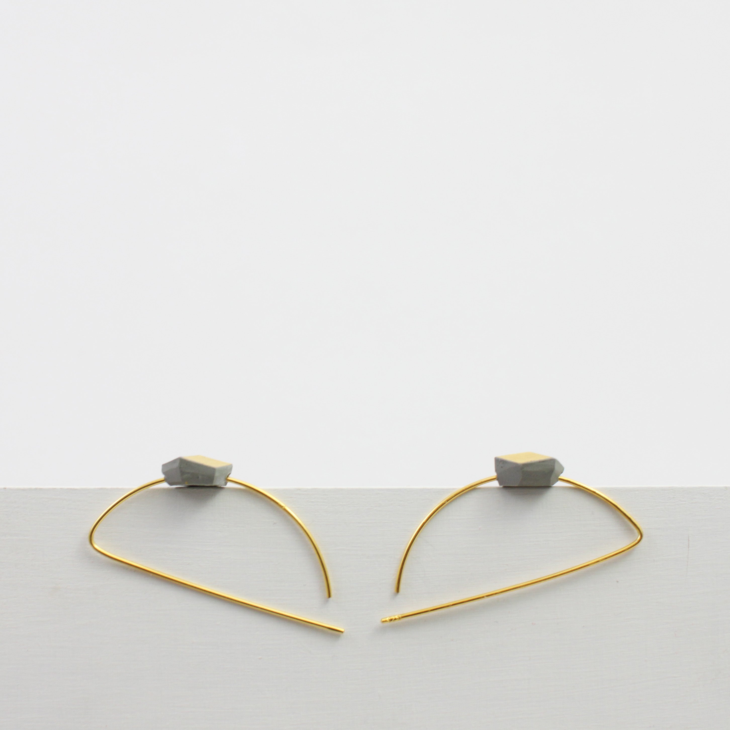 Ohrhänger Cube Halbmond "Ambivalenz" 9mm Grau-Gold