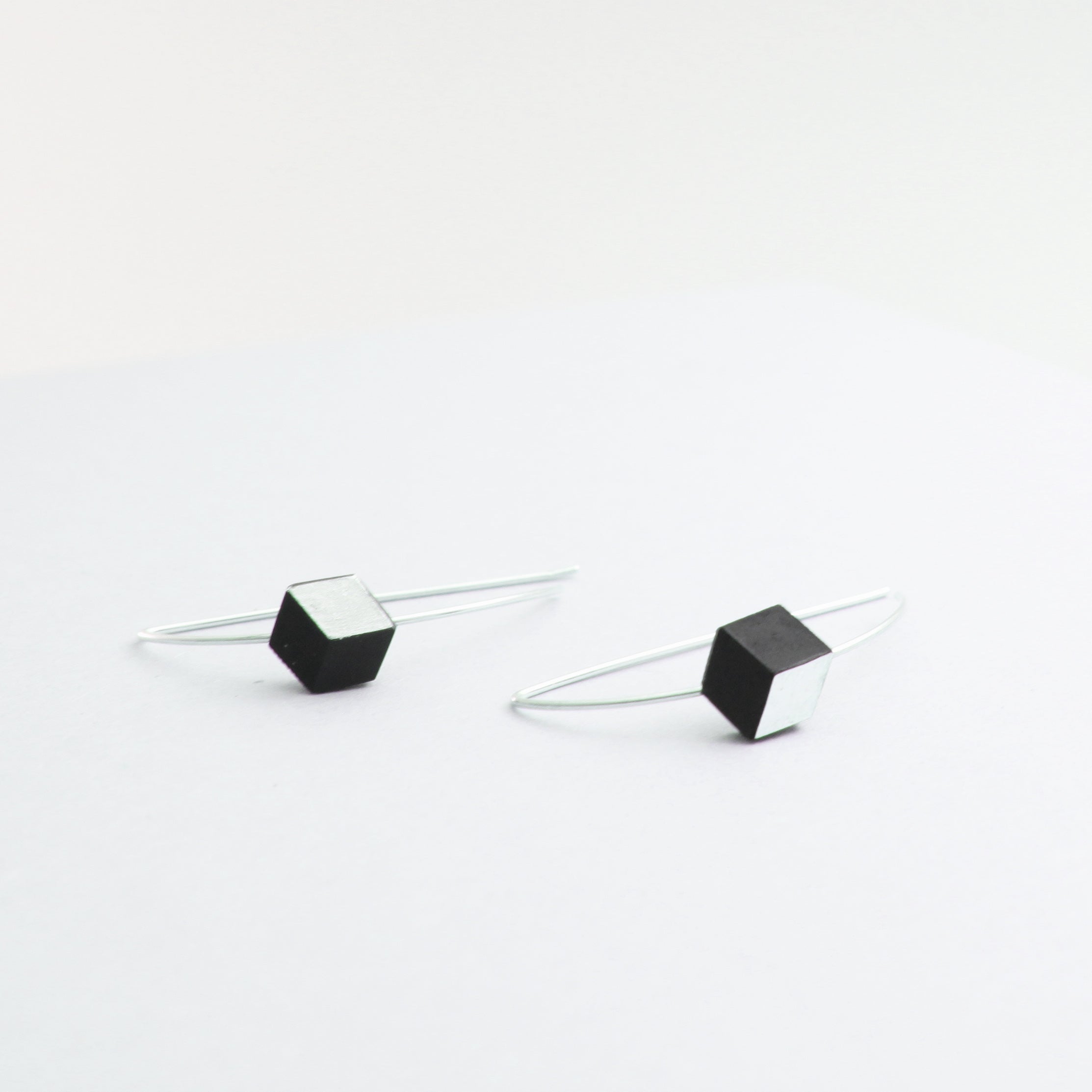 Ohrhänger Halbmond Cube "Ambivalenz" Schwarz-Silber