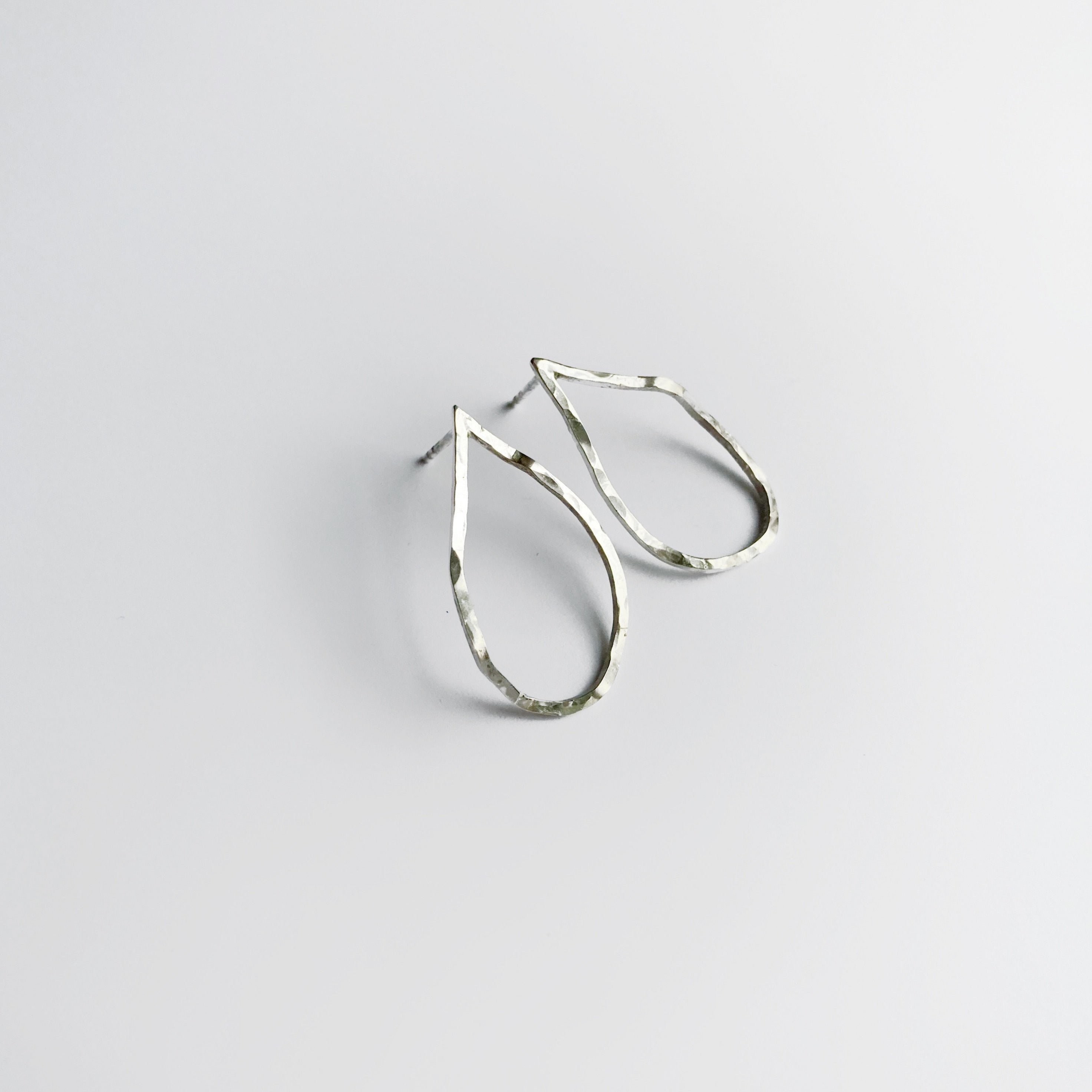 Ohrstecker „Wabi-Sabi“ Tropfen, Silber